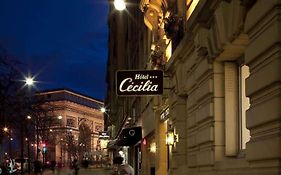 Cecilia Arc De Triomphe